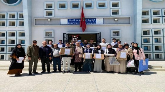 تلاميذ الثانوية التأهيلية بئر انزران بطنجة يرسمون الابتسامة على محيا نزلاء دار الايواء .
