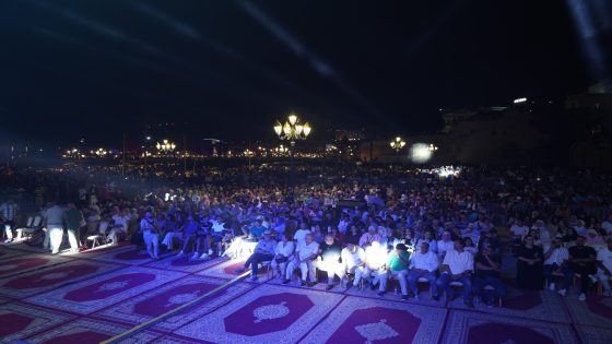 طنجة تحتفي بتراثها المغربي الأصيل: سهرة تراثية كبرى أضاءت ساحة باب المرصى احتفاءً بعيد العرش والمسيرة الخضراء
