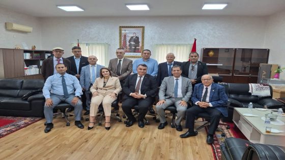 في إطار الزيارات التفقدية… مجلس هيئة المحامين بطنجة يعقد لقاءً تواصلياً بالمحكمة الابتدائية بالعرائش.