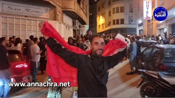 محتجون يرفعون شعارات بتحسين قطاعي الصحة والتعليم، في رابع ايام الاحتجاج بساحة فارو بطنجة.