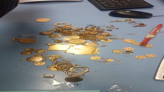 جمارك ميناء طنجة المتوسط تحبط محاولة تهريب كمية من الذهب .