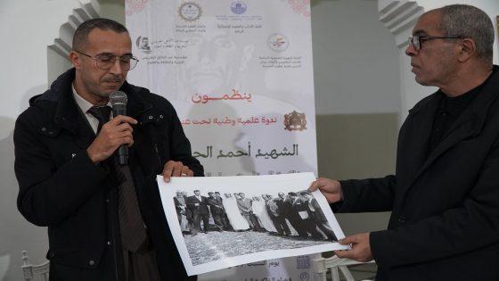 مؤسسة عبد الخالق الطريس للتربية والثقافة والعلوم تهدي صورا تاريخية نادرة للنائب الجهوي للمندوبية السامية لقدماء المقاومين وأعضاء جيش التحرير بطنجة