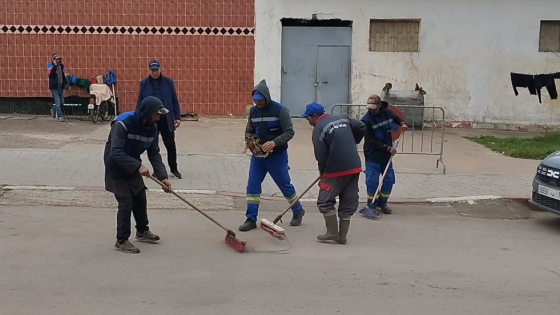 عمال النظافة بتيط مليل يقومون بحملة نظافة بإمكانيات ووسائل لوجيستية تقليدية