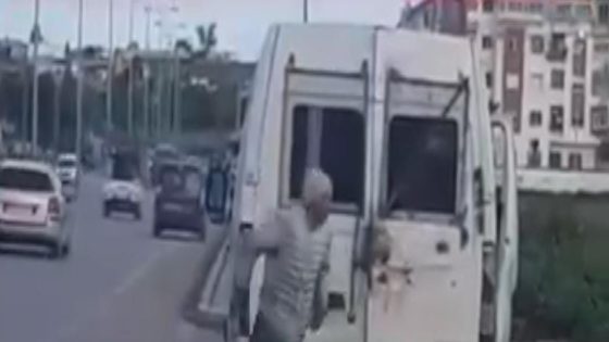 انتهاك  للسلامة العامة: سيارة جماعية تطلق مختلين عقلياً في وضح النهار بسيدي حجاج عمالة إقليم مديونة