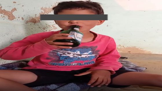 الأمن يوقف مشتبها فيه قدم مواد كحولية لطفل قاصر ،بعد ظهوره في شريط فيديو على شبكات التواصل الاجتماعي.