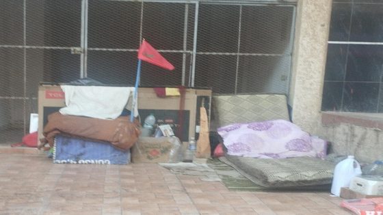 بعد نقله إلى مستشفى الأمراض النفسية.. لماذا عاد مرة أخرى إلى افتراش الأرض بتجزئة شمس المدينة؟
