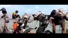 أمواج بشرية من المغاربة يغامرون بحياتهم في عرض البحر للعبور إلى الضفة الأخرى ، فما الأسباب والدوافع؟