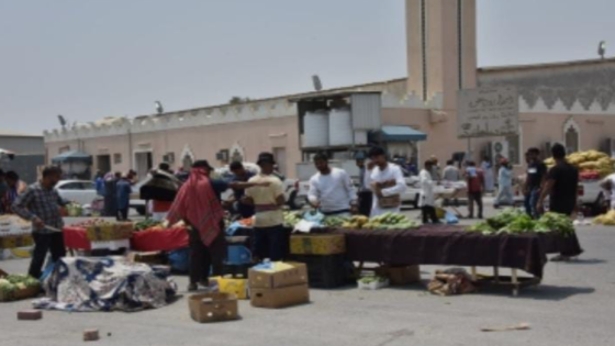 أمام غياب الأسواق النموذجية.. الباعة الجائلون يحتلون محيط المساجد ، يخلقون الفوضى ويعرقلون حركة السير