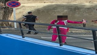طفلة تحمل رضيعة وتتسول بموقف السيارات بتطوان.. أين حماية الطفولة والسلطات المحلية؟